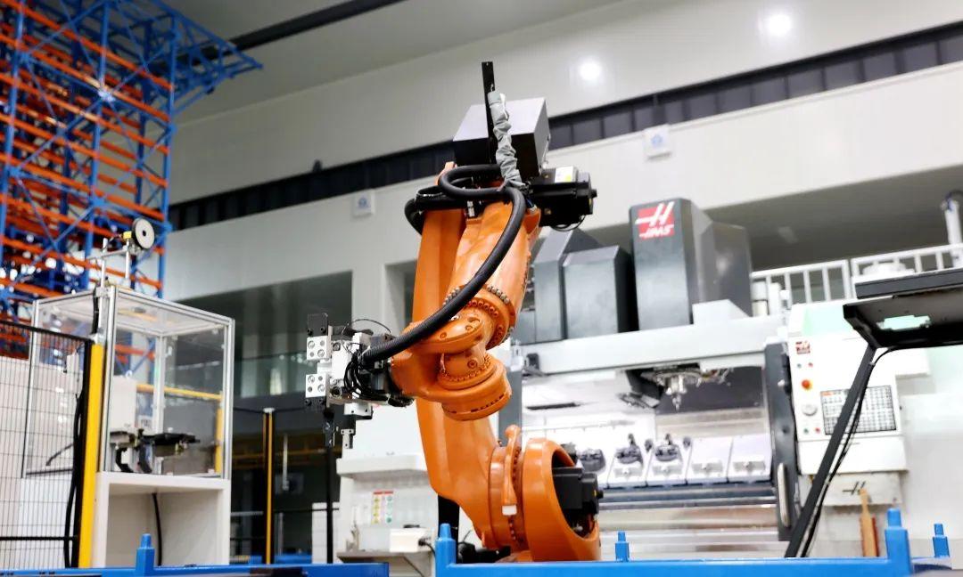楚天科技智能制造车间零部件数铣柔性加工线上的机器人.