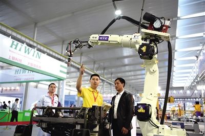 当日,第二届中国(重庆)国际机器人及智能制造装备论坛暨博览会在重庆