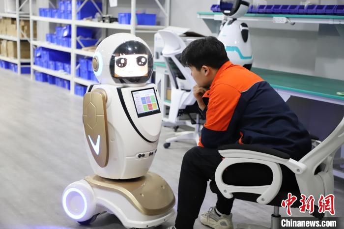 甘肃张掖打造智能制造产业基地 首批机器人本土"就业"